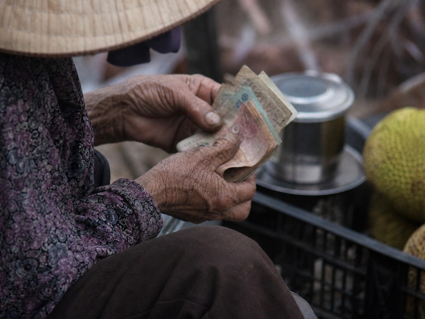 越南阿婆数钱,指甲缝里嵌着咖啡粉。